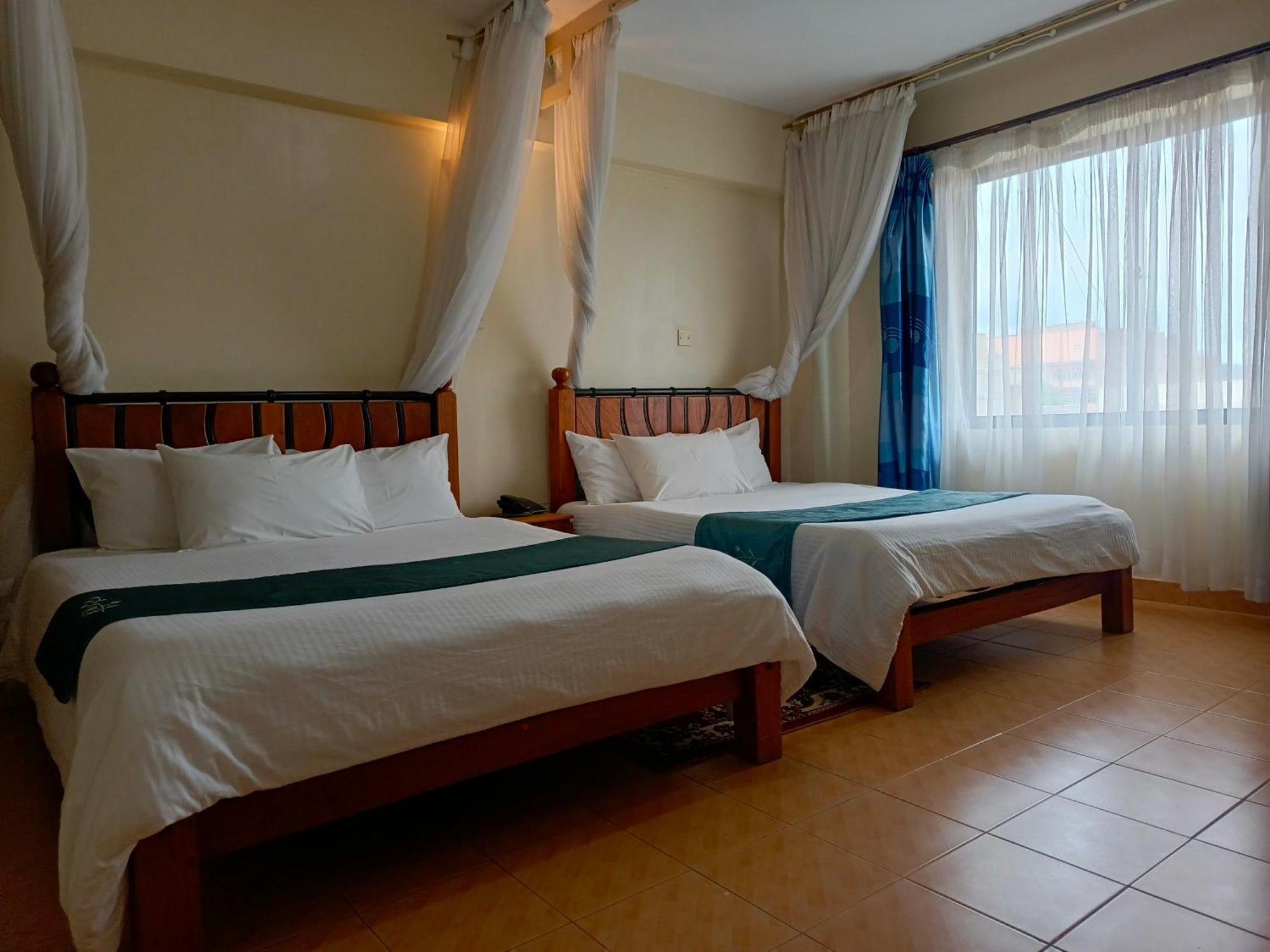Meru Paramount Hotel Exterior foto