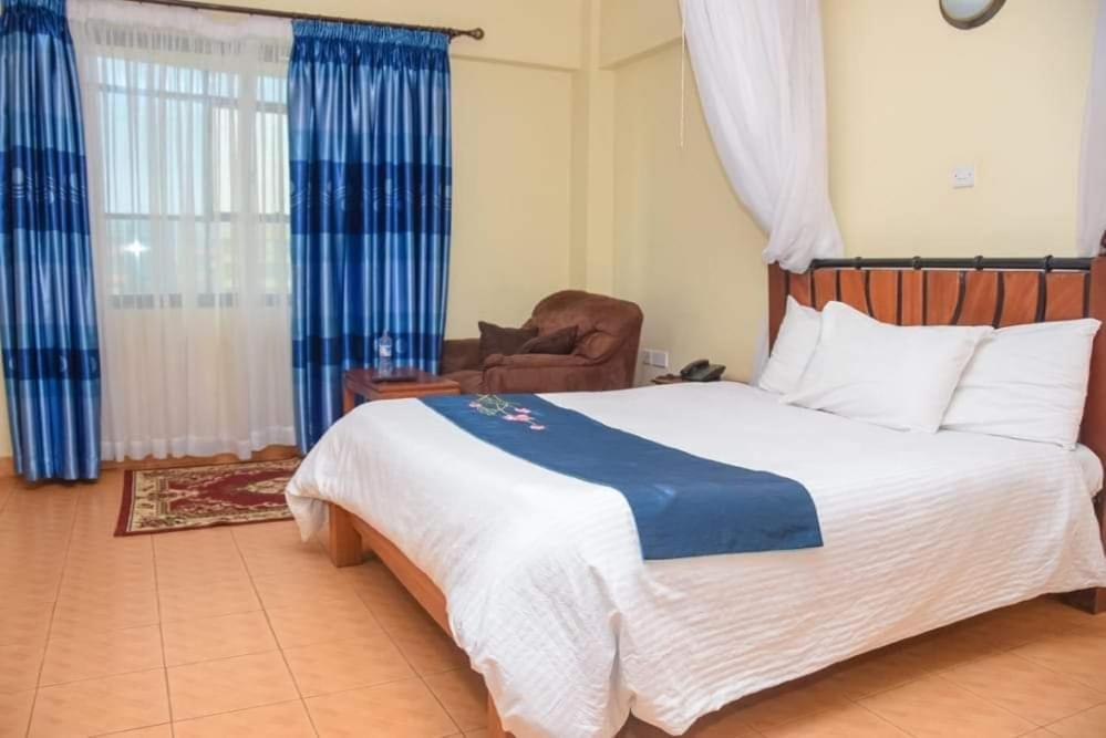 Meru Paramount Hotel Exterior foto