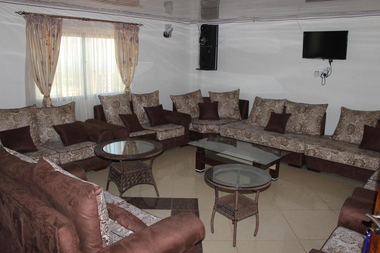 Meru Paramount Hotel Exterior foto
